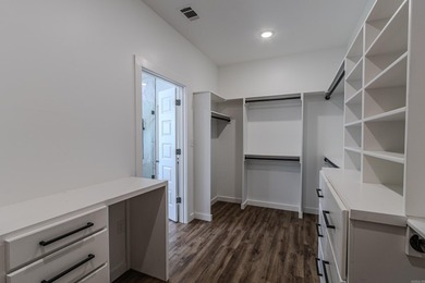 Beautiful approx. 2130 sq ft brick home featuring an open floor - photo 27