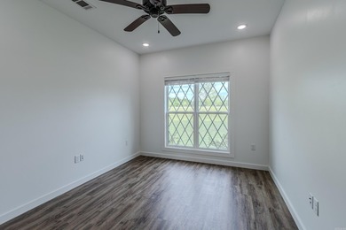 Beautiful approx. 2130 sq ft brick home featuring an open floor - photo 28