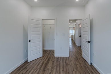 Beautiful approx. 2130 sq ft brick home featuring an open floor - photo 32