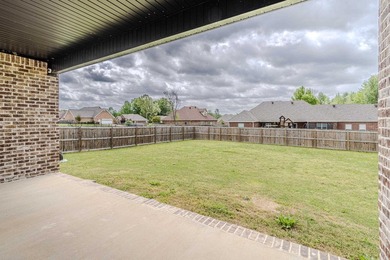 Beautiful approx. 2130 sq ft brick home featuring an open floor - photo 33