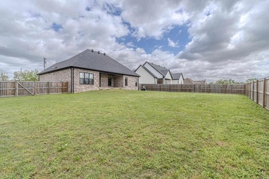 Beautiful approx. 2130 sq ft brick home featuring an open floor - photo 34