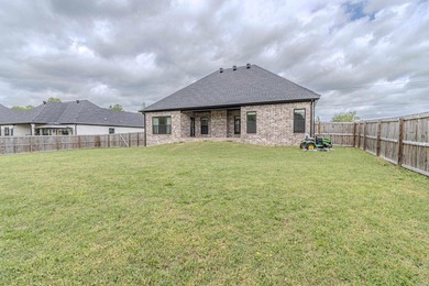 Beautiful approx. 2130 sq ft brick home featuring an open floor - photo 35