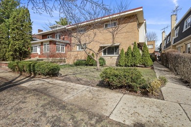 Lake Michigan - Cook County Townhome/Townhouse Active Under Contract in Chicago Illinois
