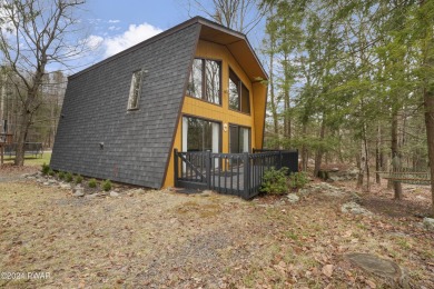 Roaming Woods Lake Home For Sale in Lake Ariel Pennsylvania