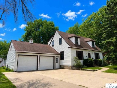 Welcome to this charming mid-century 1 1/2-story /cape cod style - photo 1