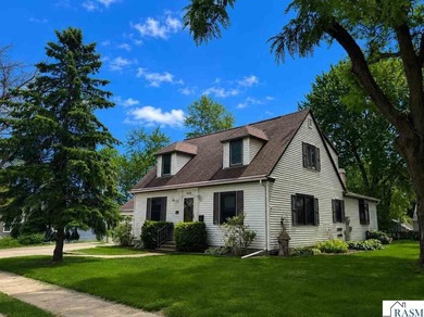 Welcome to this charming mid-century 1 1/2-story /cape cod style - photo 2