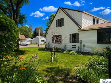 Welcome to this charming mid-century 1 1/2-story /cape cod style - photo 4