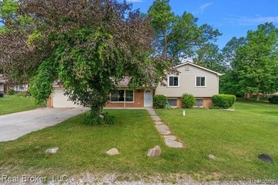 Move-in ready 3-bedroom, 2-bath split-level with lake privileges - photo 2