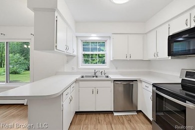 Move-in ready 3-bedroom, 2-bath split-level with lake privileges - photo 3