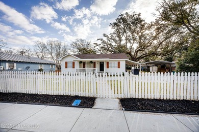 Charming cottage-style home offering a welcoming atmosphere and - photo 3
