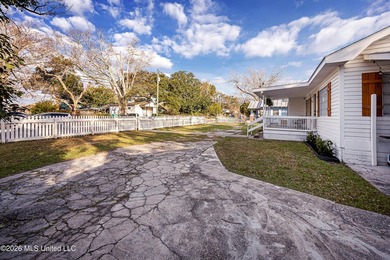 Charming cottage-style home offering a welcoming atmosphere and - photo 8