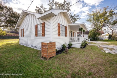 Charming cottage-style home offering a welcoming atmosphere and - photo 9