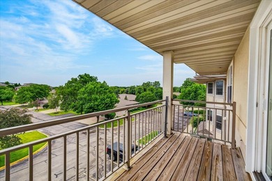 Welcome to easy living at a quiet condo community in the heart - photo 22