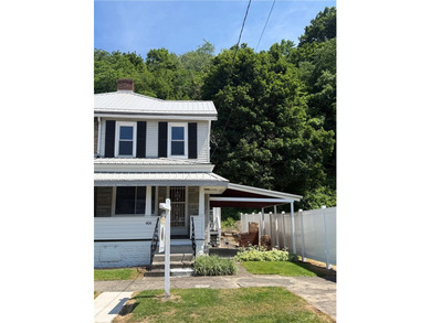 Welcome home to this spacious 3-bedroom half duplex offering - photo 2