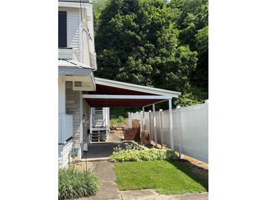 Welcome home to this spacious 3-bedroom half duplex offering - photo 3
