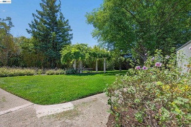 1 bedroom & loft - 1/5 baths - 1 car garage. Move-in ready - photo 1