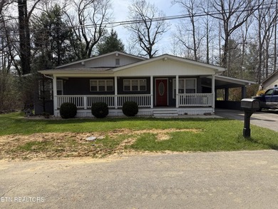 Cute full brick home in a great location. Big covered front - photo 23