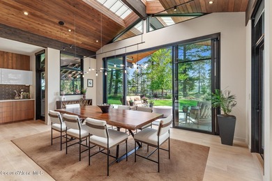 This impressive property effortlessly combines mid-century - photo 11