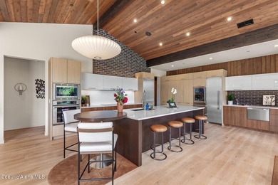 This impressive property effortlessly combines mid-century - photo 12