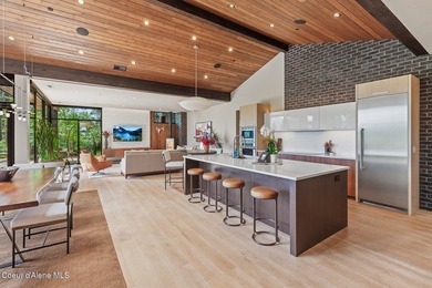 This impressive property effortlessly combines mid-century - photo 13