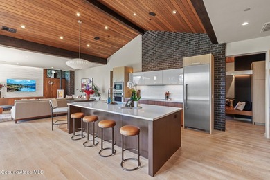 This impressive property effortlessly combines mid-century - photo 14