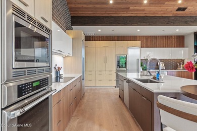 This impressive property effortlessly combines mid-century - photo 15