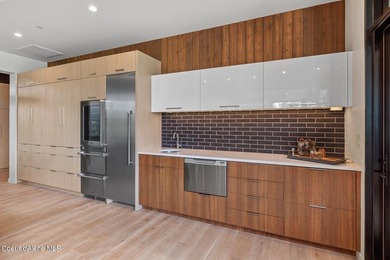 This impressive property effortlessly combines mid-century - photo 16