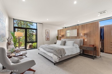This impressive property effortlessly combines mid-century - photo 17