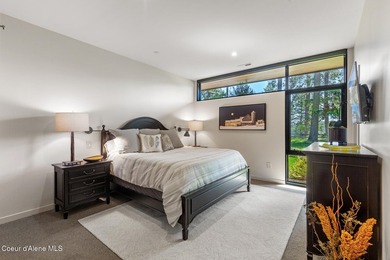 This impressive property effortlessly combines mid-century - photo 19