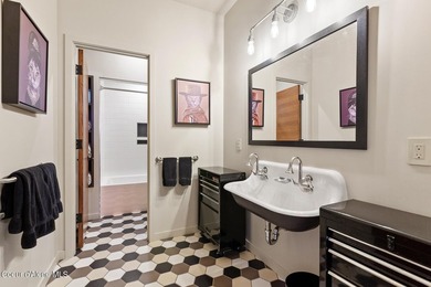 This impressive property effortlessly combines mid-century - photo 23