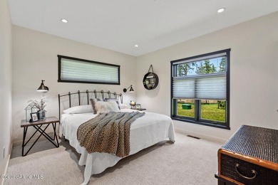 This impressive property effortlessly combines mid-century - photo 25