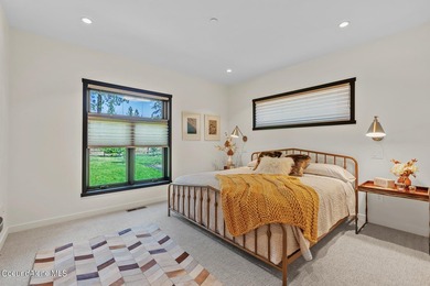 This impressive property effortlessly combines mid-century - photo 27