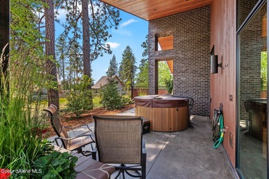 This impressive property effortlessly combines mid-century - photo 30