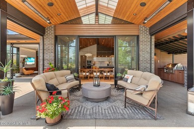 This impressive property effortlessly combines mid-century - photo 32