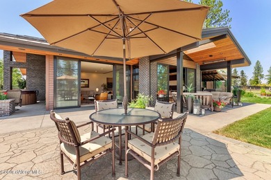 This impressive property effortlessly combines mid-century - photo 33