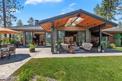 This impressive property effortlessly combines mid-century - photo 34