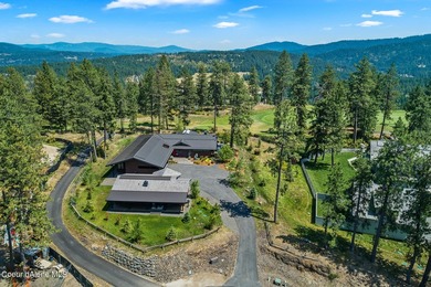 This impressive property effortlessly combines mid-century - photo 39