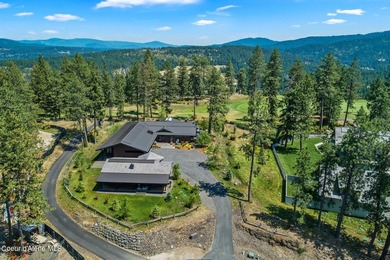 This impressive property effortlessly combines mid-century - photo 46