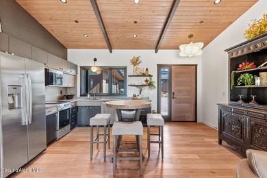 This impressive property effortlessly combines mid-century - photo 47