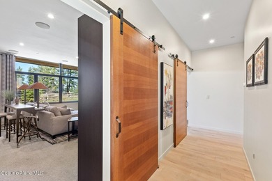 This impressive property effortlessly combines mid-century - photo 49