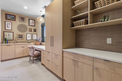 This impressive property effortlessly combines mid-century - photo 50