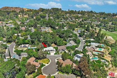 Welcome to 4117 Ellenita Avenue, a beautifully maintained - photo 4