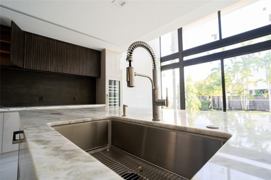Architectural Modern Masterpiece in Victoria Park Landscaped - photo 22