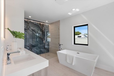 Architectural Modern Masterpiece in Victoria Park Landscaped - photo 33