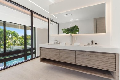 Architectural Modern Masterpiece in Victoria Park Landscaped - photo 34