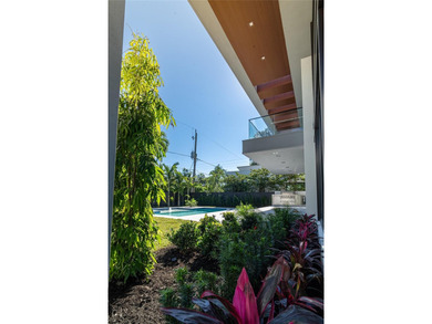 Architectural Modern Masterpiece in Victoria Park Landscaped - photo 44