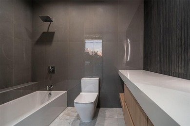 Architectural Modern Masterpiece in Victoria Park Landscaped - photo 45