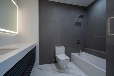 Architectural Modern Masterpiece in Victoria Park Landscaped - photo 47