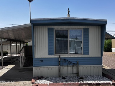 Cozy 2 bedroom /2 bath home with newer A/C Unit, Refrigerator - photo 2