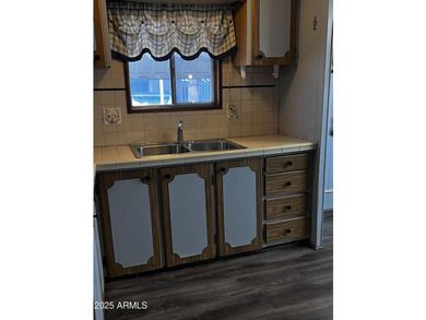 Cozy 2 bedroom /2 bath home with newer A/C Unit, Refrigerator - photo 10